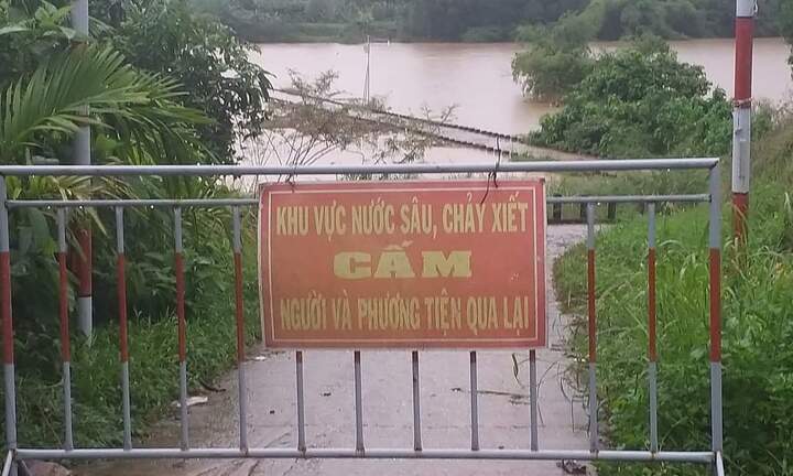 Mưa lớn chia cắt giao thông ở Quảng Ngãi, Quảng Nam cảnh báo sạt lở