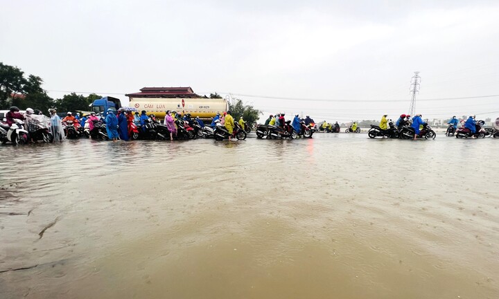 Quốc lộ 1A qua Quảng Nam ngập sâu, công nhân 'chôn chân' giữa biển nước