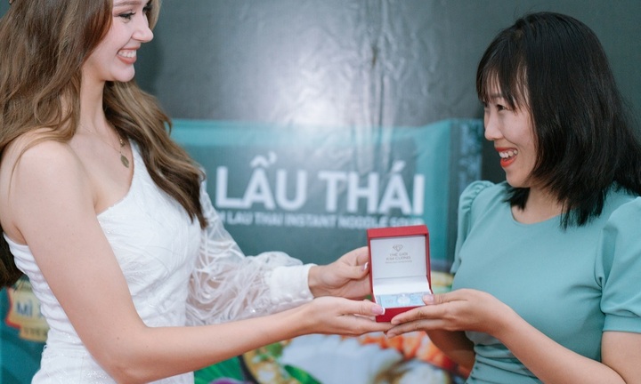 Đại sứ VIFON - Hoa hậu Ba Lan đến miền Trung trao kim cương cho người trúng giải