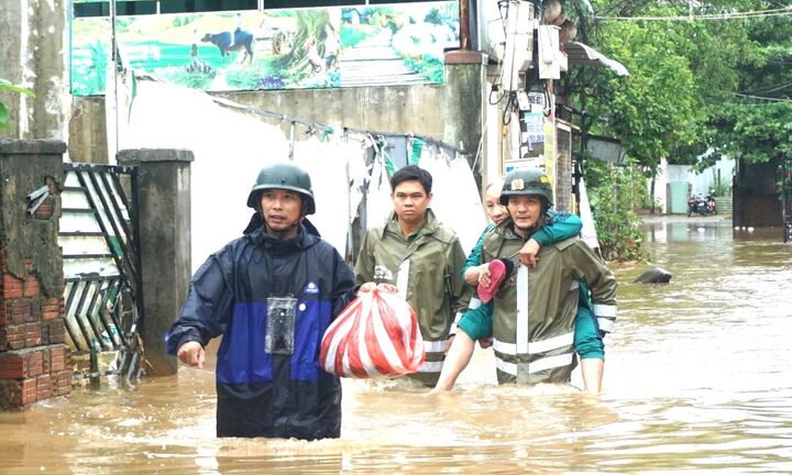 Dân Đà Nẵng bơ phờ vì 4 ngày 2 lần dọn đồ chạy lũ