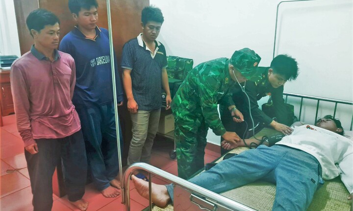 Cứu 10 thuyền viên bị chìm tàu trên biển Quảng Bình