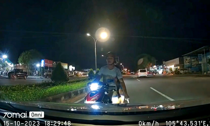 Thanh niên đi xe máy ngược chiều, ngang ngược chặn đầu ô tô còn thách thức