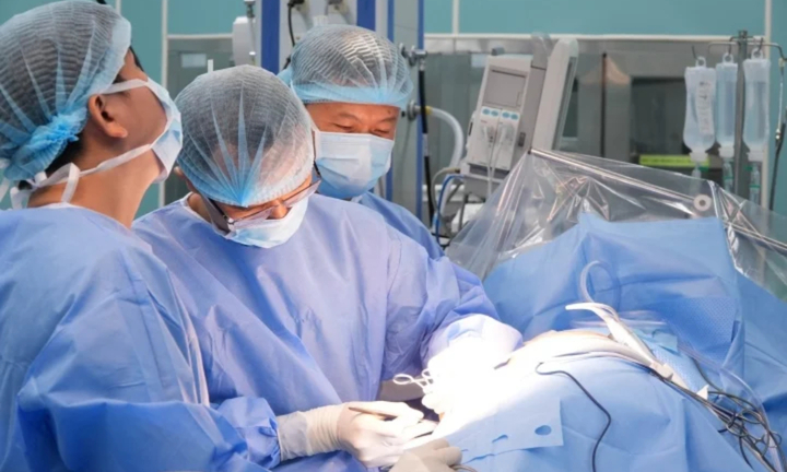 Hai bệnh viện quân y lớn hai đầu Nam Bắc chuyển giao kỹ thuật ghép thận siêu khó