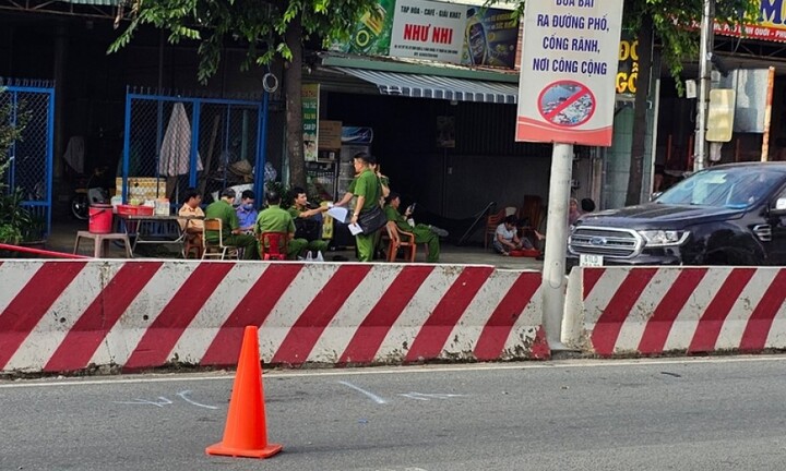 Xe máy tông vào cột đèn, 3 thanh niên tử vong