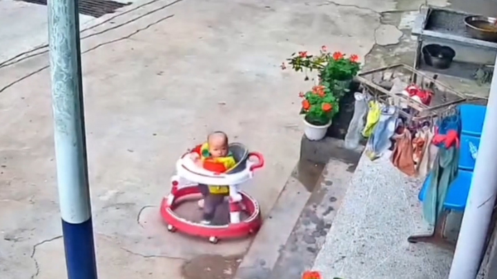 Thót tim cậu bé ngồi xe tập đi lao khỏi nhà, chạy trên phố gần 200m