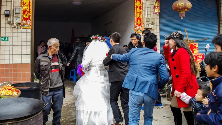 Gã đàn ông kiếm tiền bằng cách 'rao bán' các cô gái khuyết tật 
