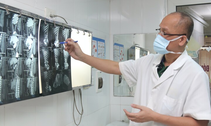 Người đàn ông 20 năm ‘vác’ khối u nặng 23kg