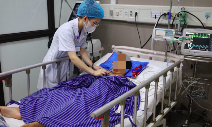 Bắt rắn bỏ vào cặp mang đến lớp, bé trai bị rắn cắn liệt toàn thân, phải thở máy