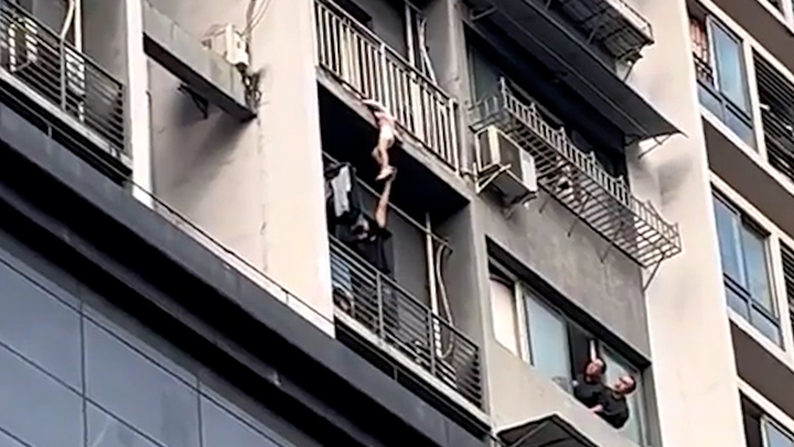 Người hàng xóm dũng cảm trèo qua cửa sổ, cứu bé gái treo lơ lửng trên ban công 