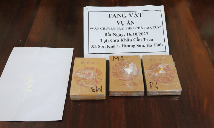 Bắt giữ người phụ nữ 'cõng' 3 bánh heroin từ Lào về Việt Nam 