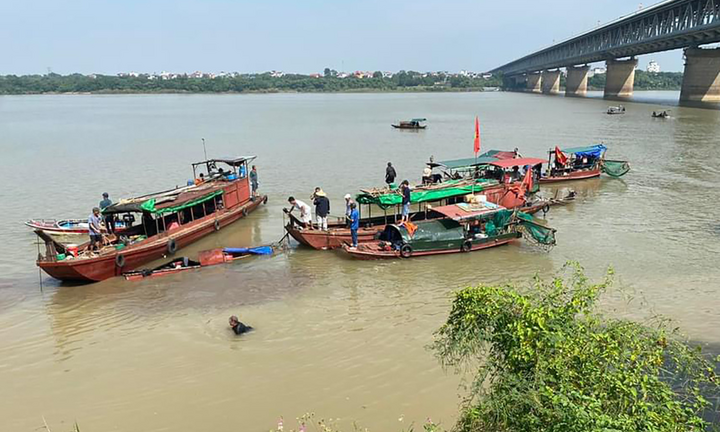 Xà lan va chạm thuyền đánh cá trên sông Hồng, một người tử vong