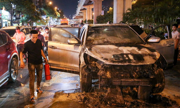 Hà Nội: Ô tô đang chạy trên đường bỗng bốc cháy dữ dội