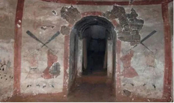 Đào mộ cổ 1.400 năm tuổi, chuyên gia hoảng hồn khi đụng trúng 'quái vật xanh'