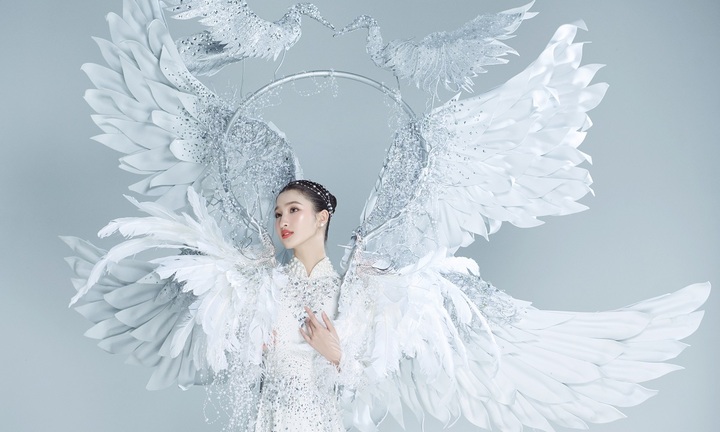 Á hậu Phương Nhi diện trang phục dân tộc nặng 10kg