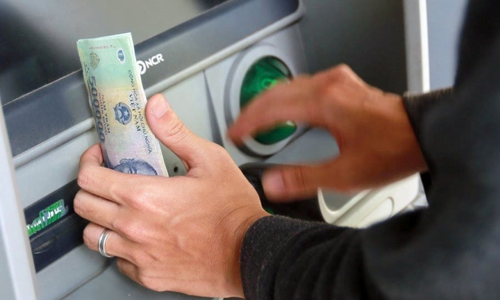 Quên không lấy tiền khi rút ở cây ATM thì phải làm sao?