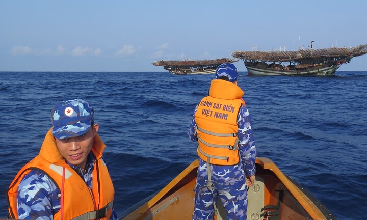 15h hôm nay, 80 ngư dân trên 2 tàu chìm được cứu vớt về đến đất liền