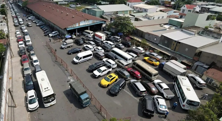 Nguy cơ tái diễn ùn tắc kiểm định xe ô tô khi hàng trăm trung tâm phải đóng cửa