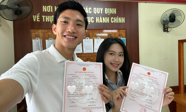 Đoàn Văn Hậu khoe đăng ký kết hôn với bạn gái Doãn Hải My