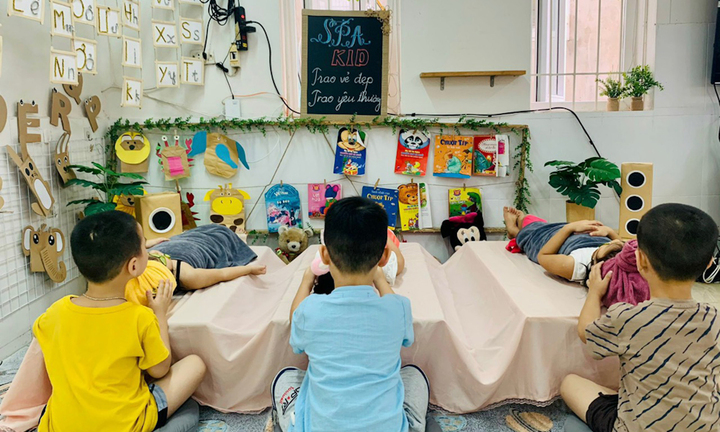 Trường ở Hà Nội dạy bé trai gội đầu, mát-xa chân cho bé gái gây phẫn nộ