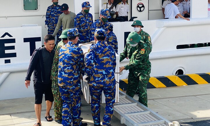 Tàu Hải quân chở 83 ngư dân gặp nạn trên biển về đến đất liền