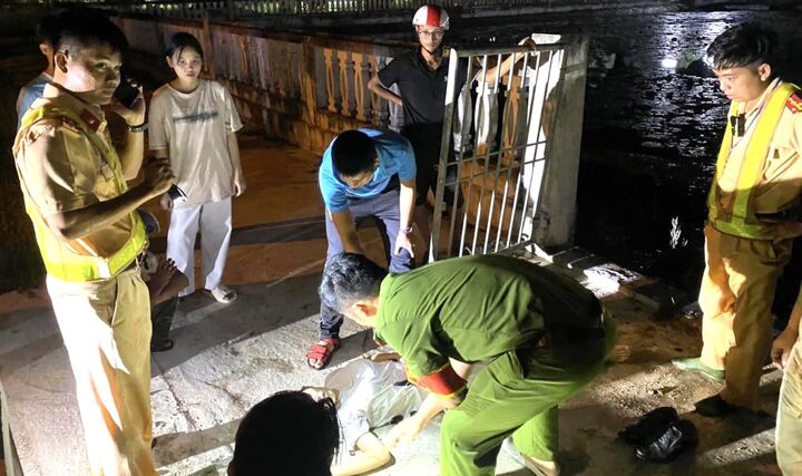 Cảnh sát giao thông lao xuống hồ sâu cứu 2 học sinh đuối nước 