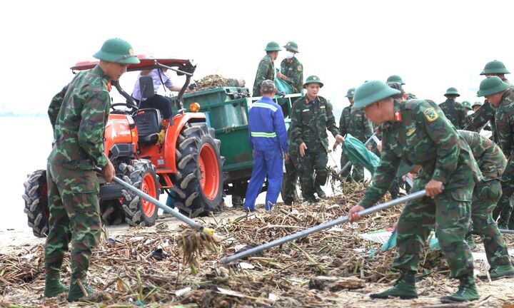 3.000 người dọn rác bủa vây vịnh Đà Nẵng sau mưa lũ