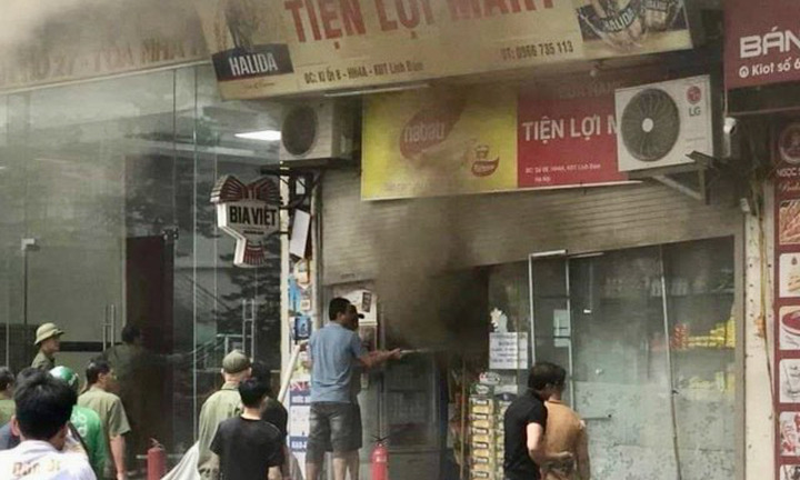 Hà Nội: Cháy cửa hàng tiện lợi ở chung cư Linh Đàm, nghi do chập điện