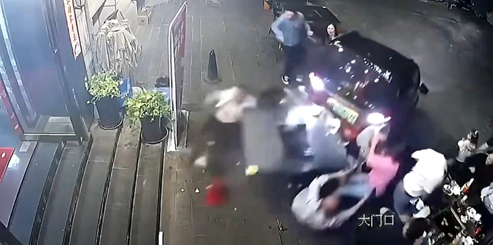 Tài xế mất kiểm soát lùi xe vào bàn nhậu 