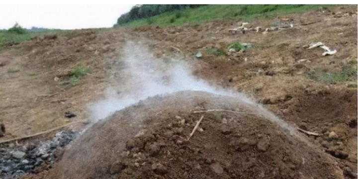 Khói xanh bí ẩn bay lên từ mộ cổ, chuyên gia liền phong tỏa cả ngọn núi