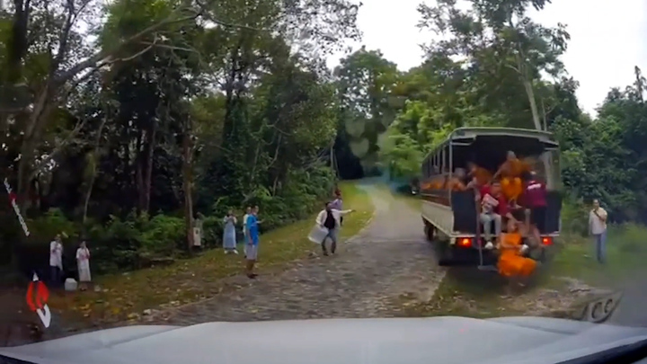 Xe tải chở nhà sư bất ngờ bị tụt dốc không phanh