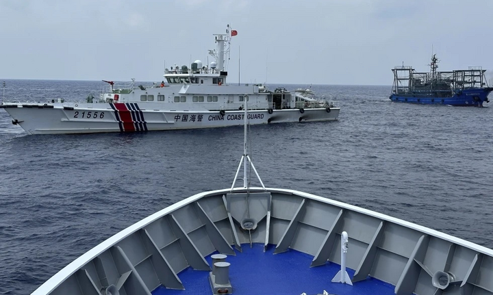 Tàu Trung Quốc bị cáo buộc đâm vào tàu tuần duyên và tàu quân sự Philippines