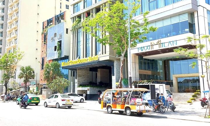 Ô tô chạy trên hè phố để vào nhà có bị phạt?