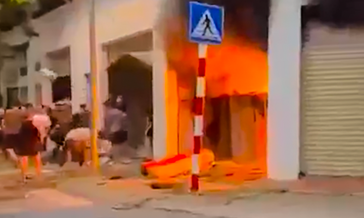 Cháy kho vải gần chợ Ninh Hiệp, tiểu thương lao vào cứu hàng hoá