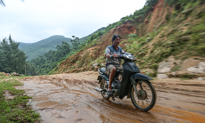 Hàng trăm khối đá chực chờ sạt lở, nuốt chửng đường quốc phòng ven biển Hà Tĩnh