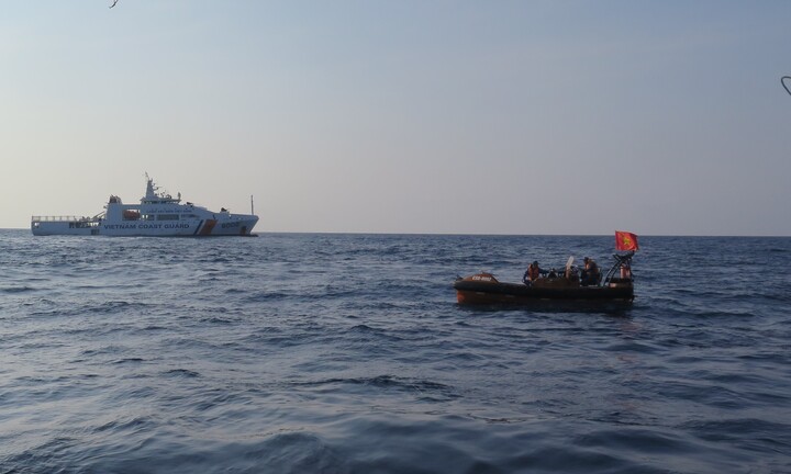 Tàu Cảnh sát biển cấp cứu kịp thời ngư dân bị tai biến ở Trường Sa