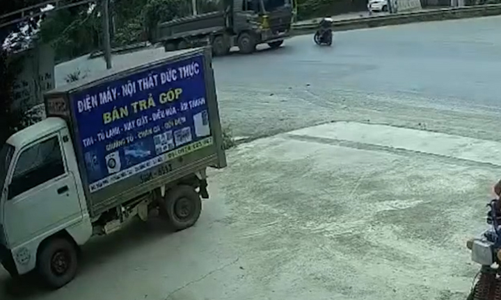 Xe máy di chuyển với tốc độ kinh hoàng đâm trực diện xe tải