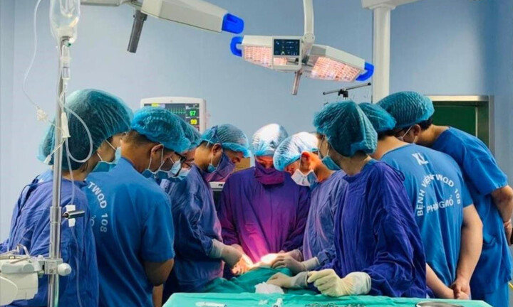 Tiêm oxy già tẩy trắng răng, người phụ nữ hoại tử mi mắt