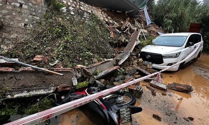  Mưa lớn ở Đà Lạt gây sạt lở taluy đè trúng ôtô và xe máy