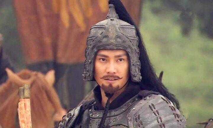 Vì sao mũ binh lính xưa có gắn mũi nhọn trên đỉnh?