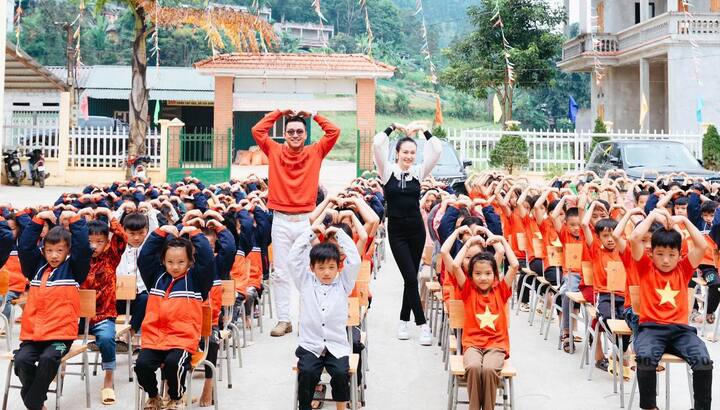 Tuấn Hưng và bà xã xây nhà ăn cho trẻ em khó khăn ở Lào Cai