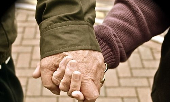 Mẹ tôi mới mất hơn 100 ngày, bố U80 đòi lấy người yêu đầu tiên