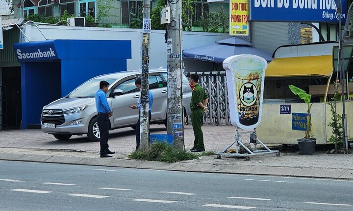 Công an TP.HCM phong tỏa phòng giao dịch ngân hàng nghi bị cướp