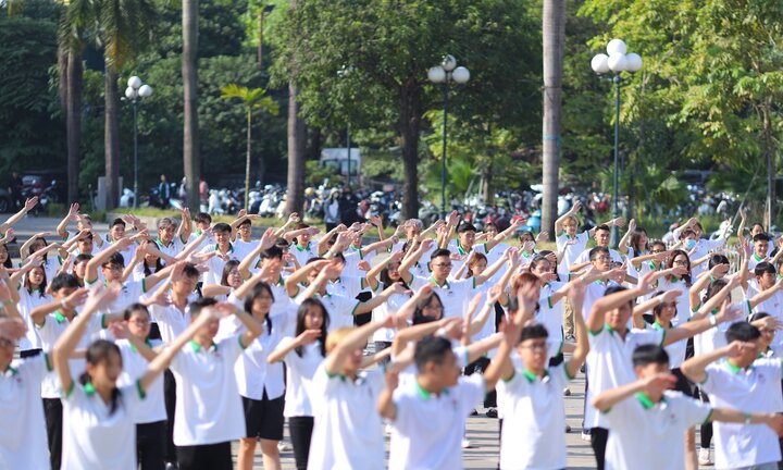 400 thầy cô, sinh viên trường Đại học Đông Đô đồng diễn chào năm học mới