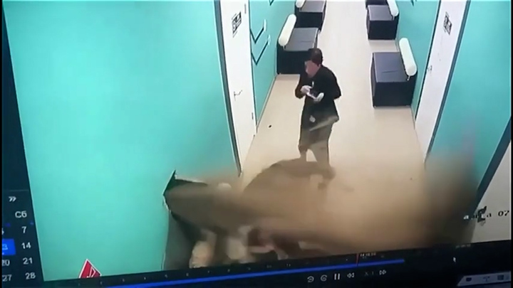 Khoảnh khắc vỡ đường ống nước thải tại trường 'thổi bay' học sinh 