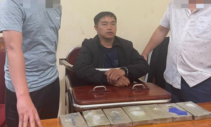 Có tiền án, người đàn ông lại tiếp tục 'ôm' 7 bánh heroin đi bán