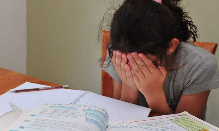 Mắng học sinh kém 'em là trẻ mồ côi đấy à', giáo viên nhận quả đắng