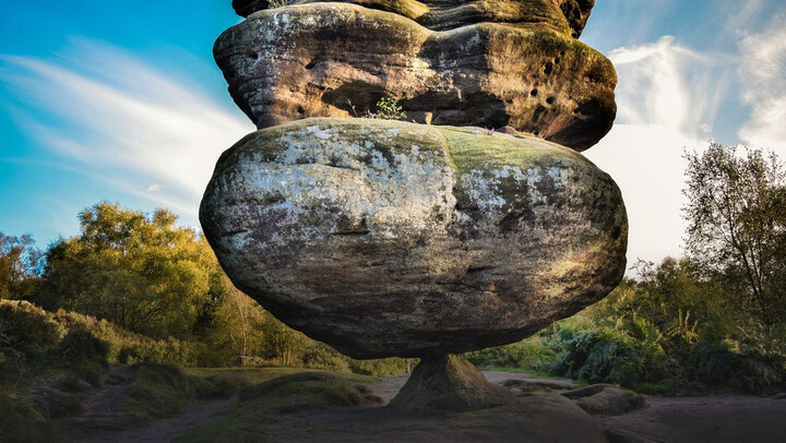 Tảng đá kỳ lạ nặng 200 tấn đứng vững trên mỏm đá tí hon