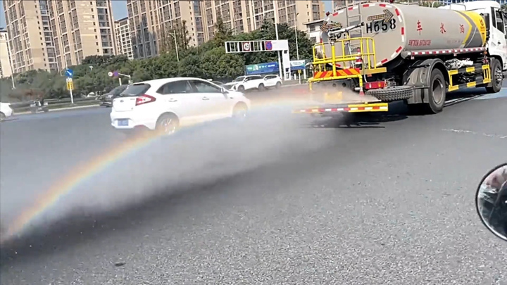 Kỳ lạ xe tải chở nước 'phun' ra cầu vồng ngay trên phố