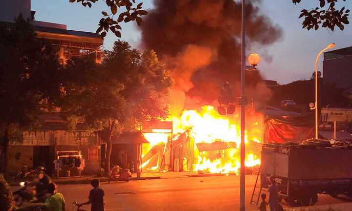 Xót xa người chồng gào khóc gọi vợ con bên căn nhà bốc cháy rừng rực