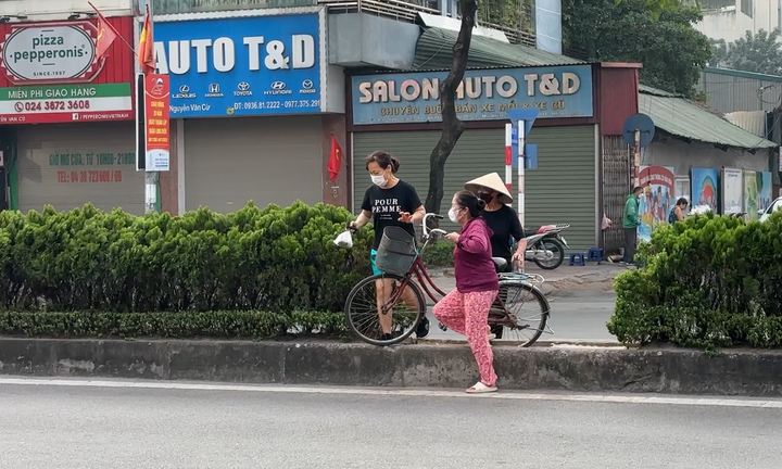 Ngại đi xa, không ngán nguy hiểm nhiều người thản nhiên băng ngang đường đầy xe